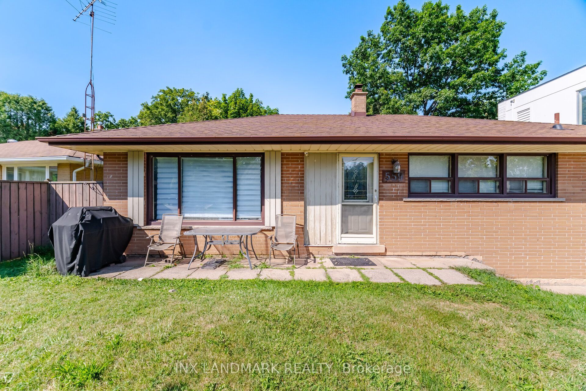 559 Wolsey Crescent Property Photo 2