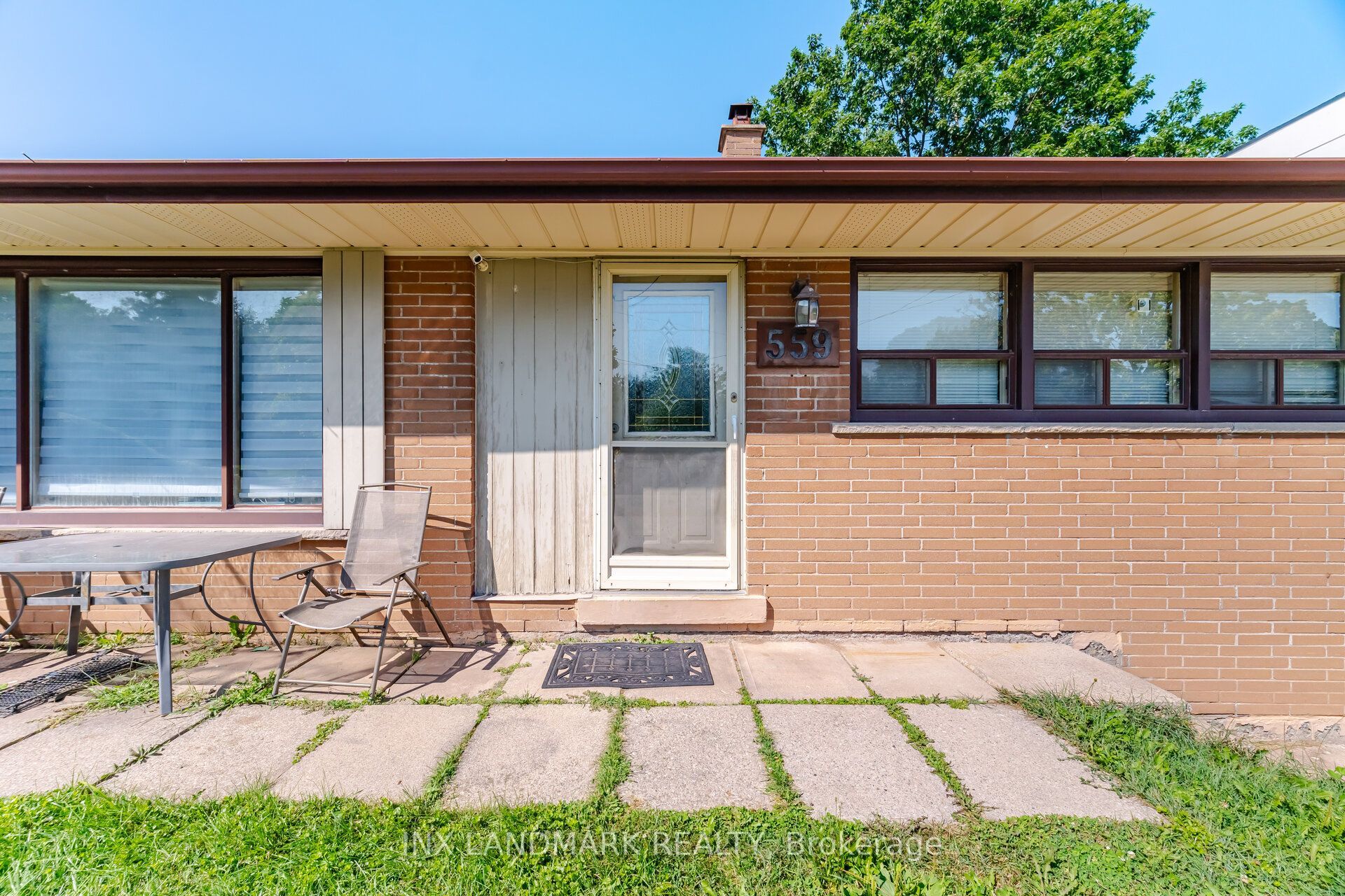 559 Wolsey Crescent Property Photo 3