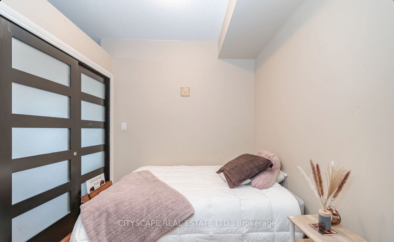 50 Absolute Avenue E 2008 Property Photo 22