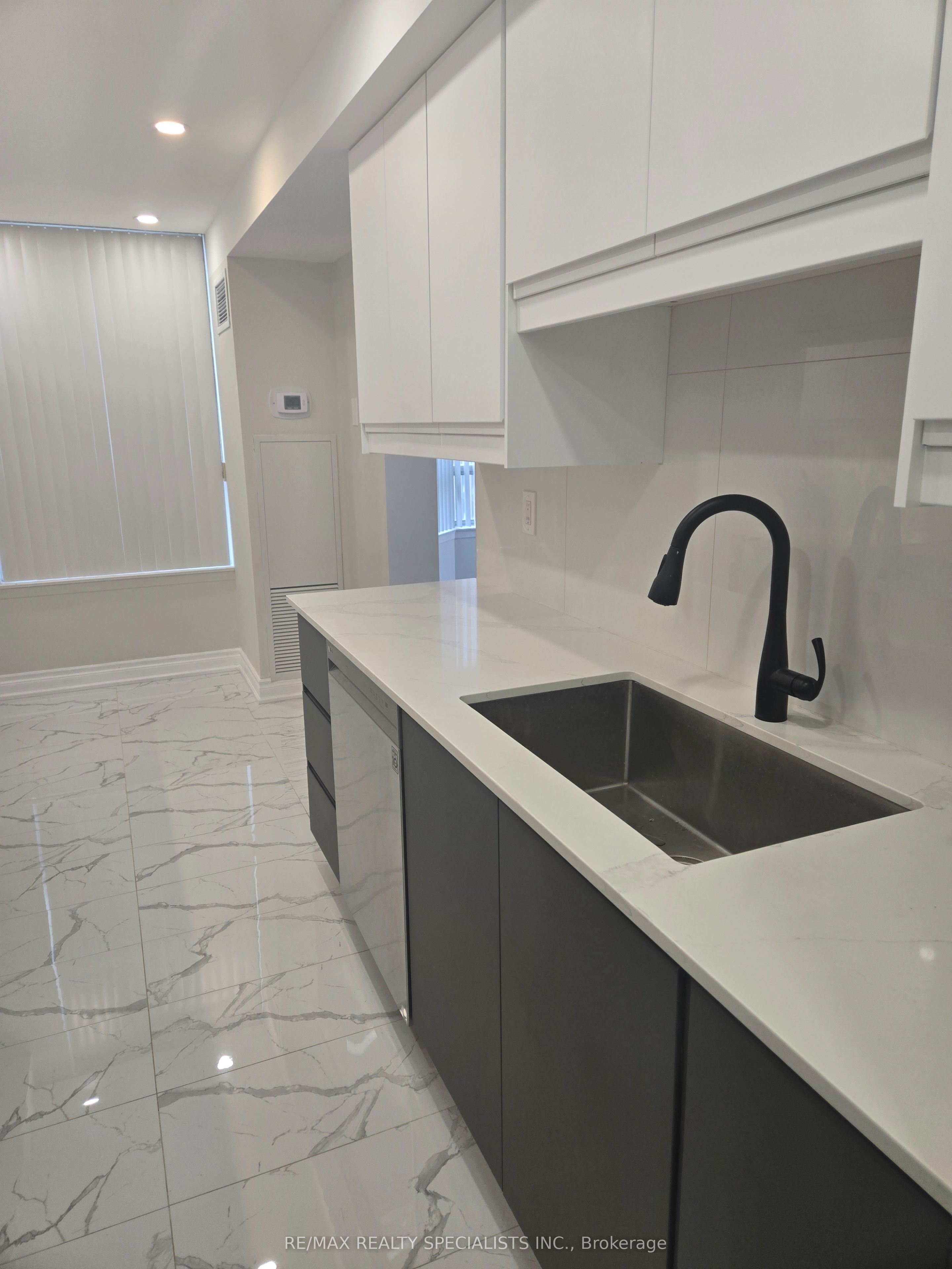 135 Hillcrest Avenue 1204(partially Furnished) Property Photo 3