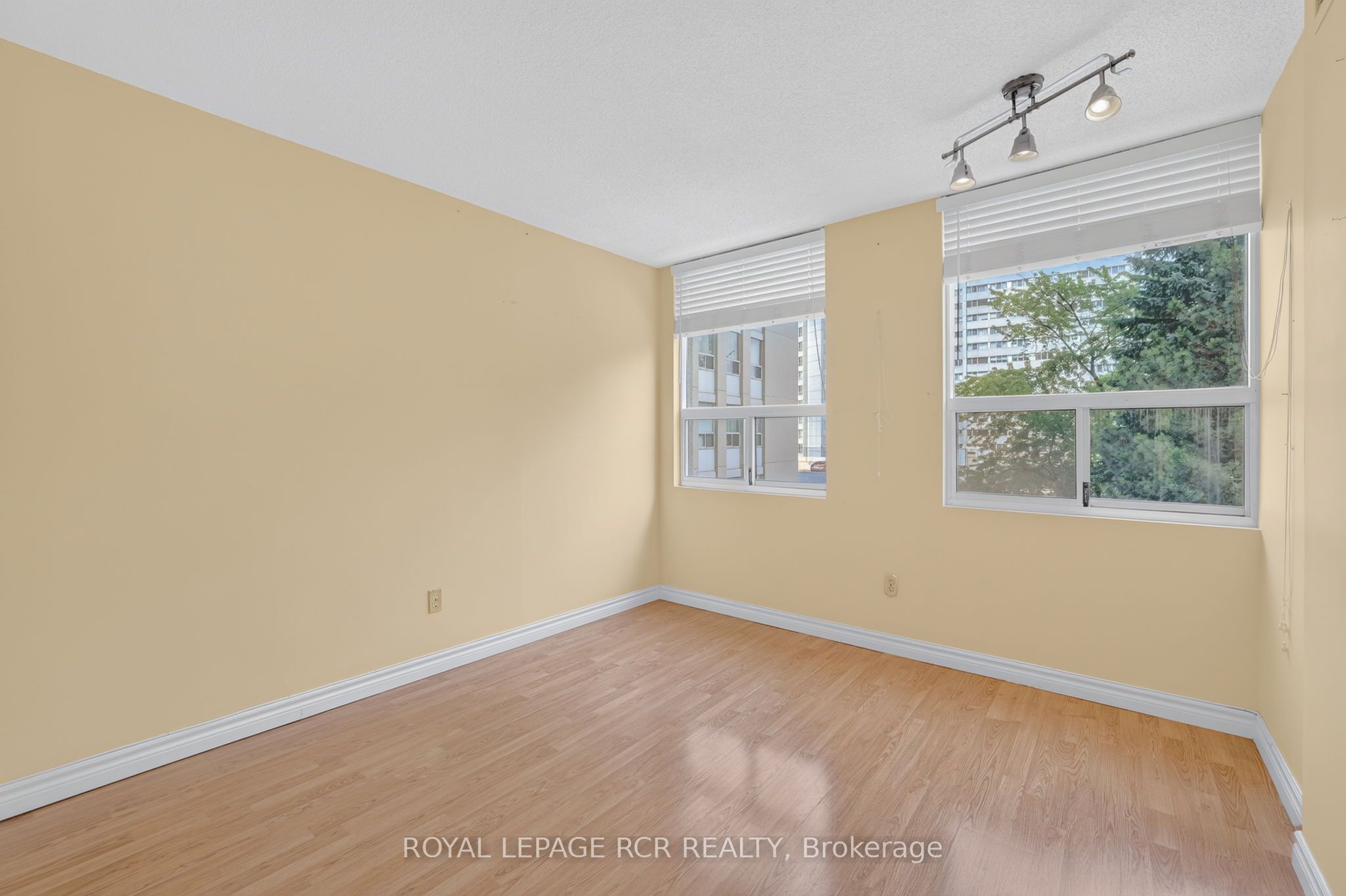 3650 Kaneff Crescent 303 Property Photo 17