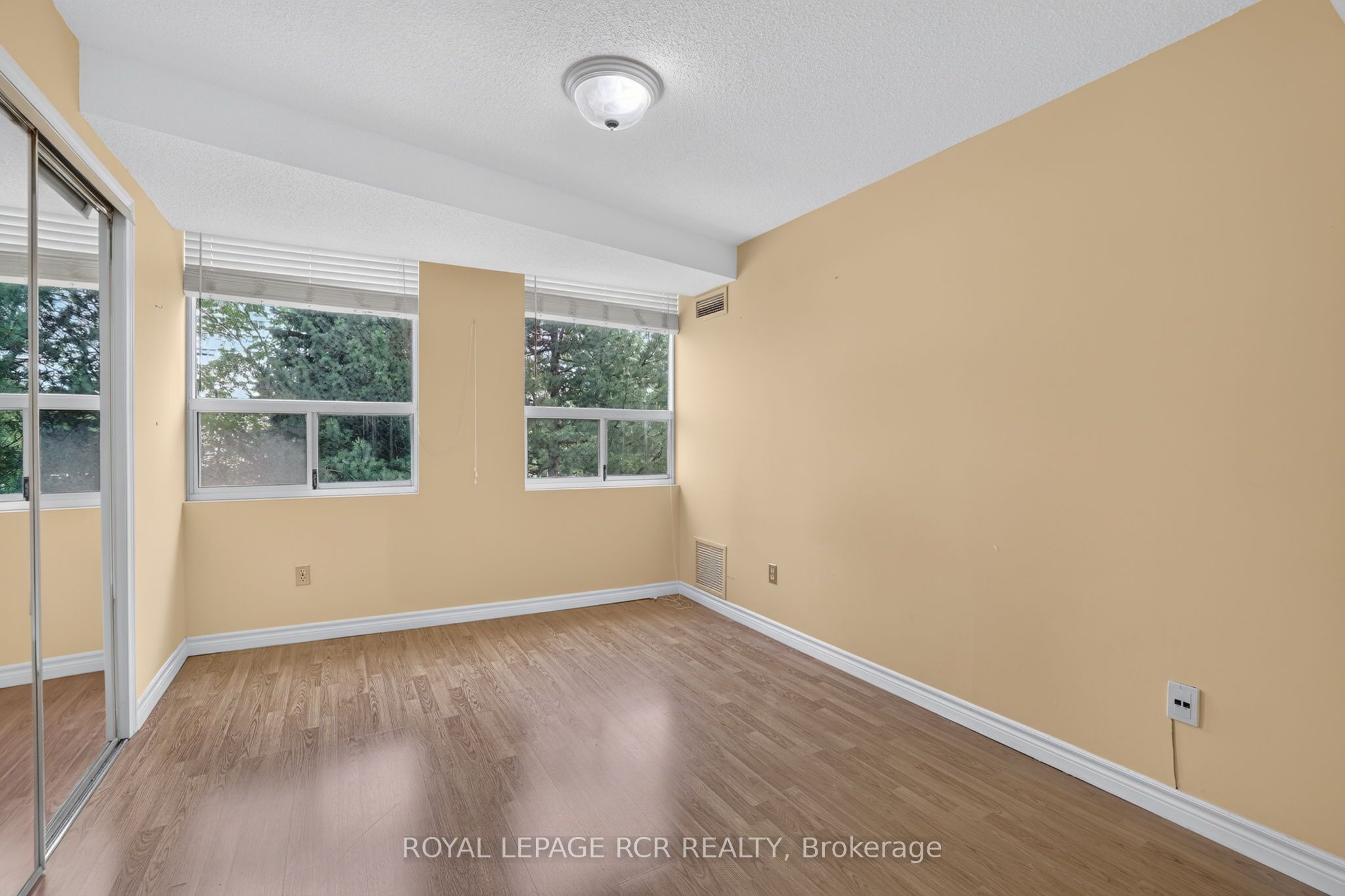 3650 Kaneff Crescent 303 Property Photo 18
