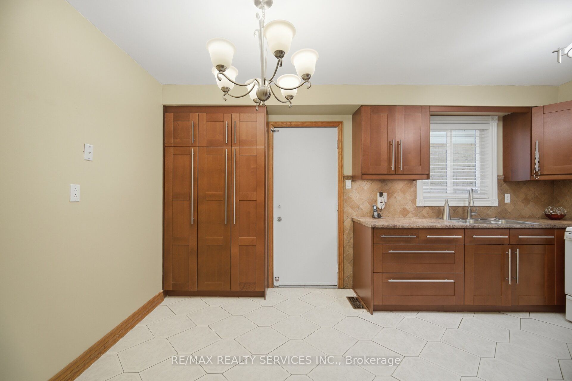 172 Morton Way Property Photo 16