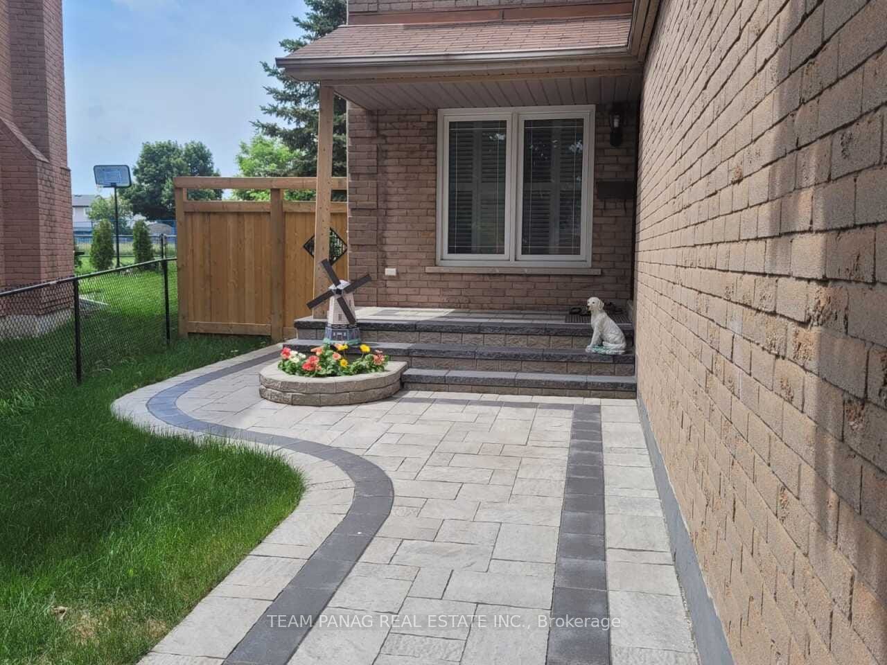 12 Jeremy Place #upper Property Photo 2