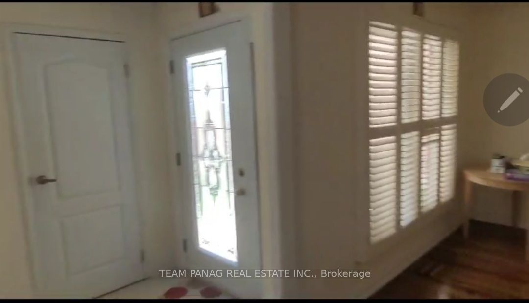 12 Jeremy Place #upper Property Photo 3