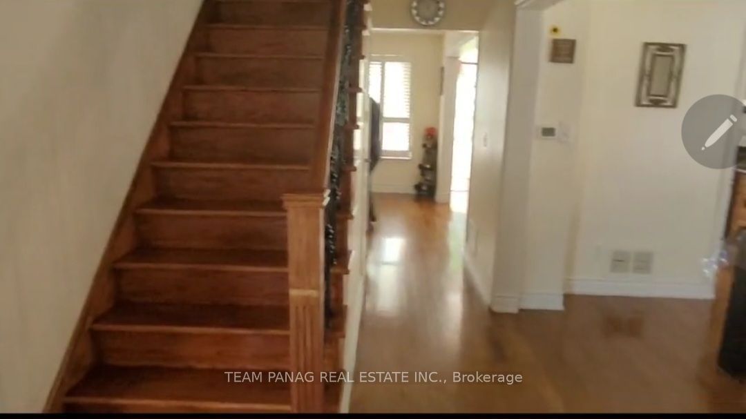 12 Jeremy Place #upper Property Photo 4