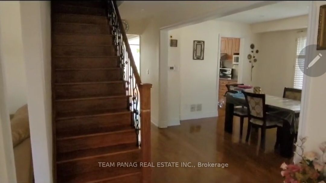 12 Jeremy Place #upper Property Photo 5