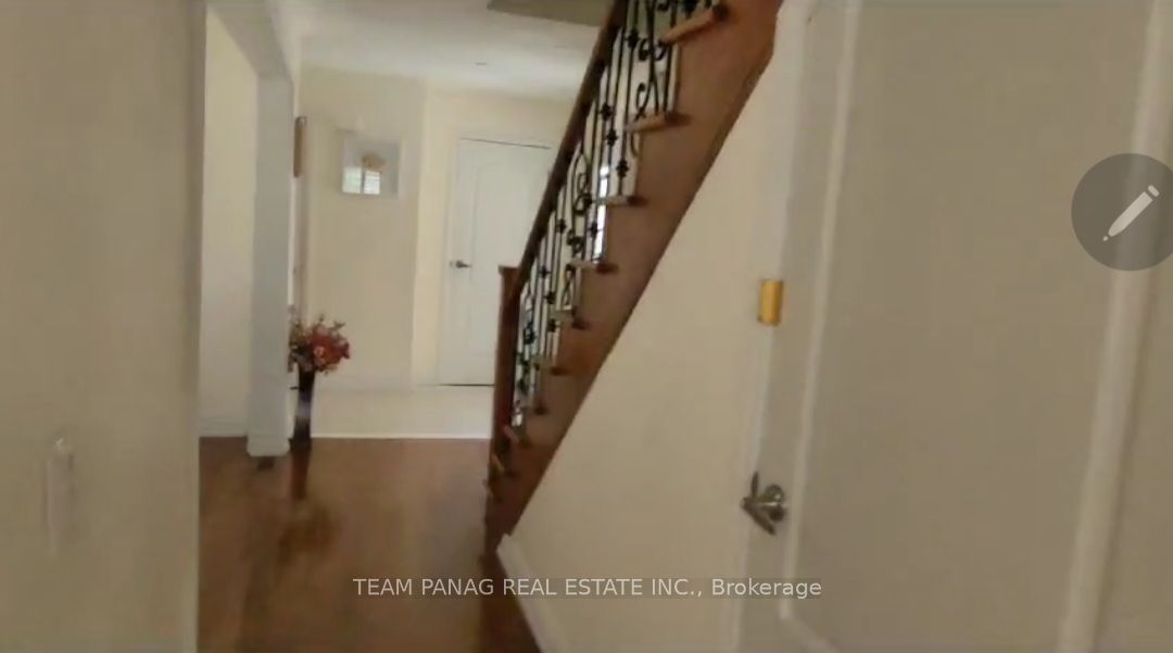 12 Jeremy Place #upper Property Photo 6