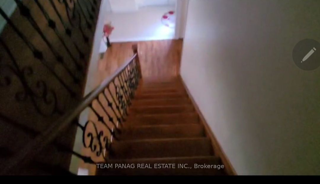 12 Jeremy Place #upper Property Photo 9