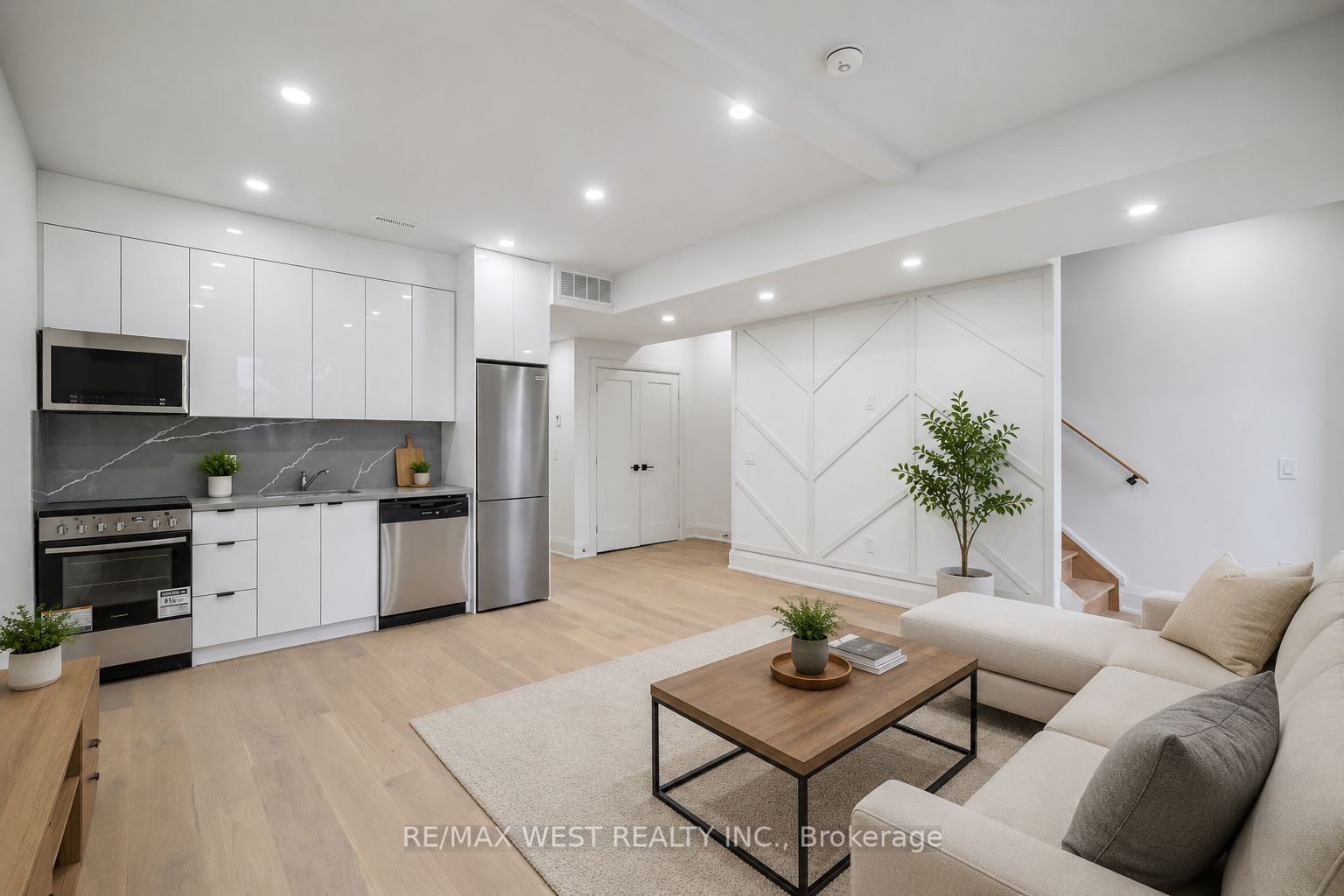 202 Perth Avenue Upper Property Photo 2