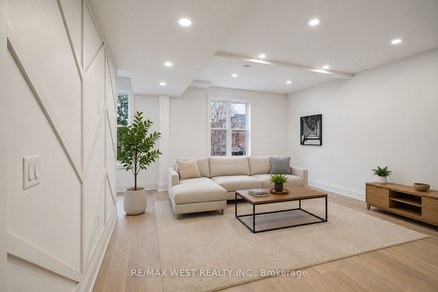 202 Perth Avenue Upper Property Photo 3