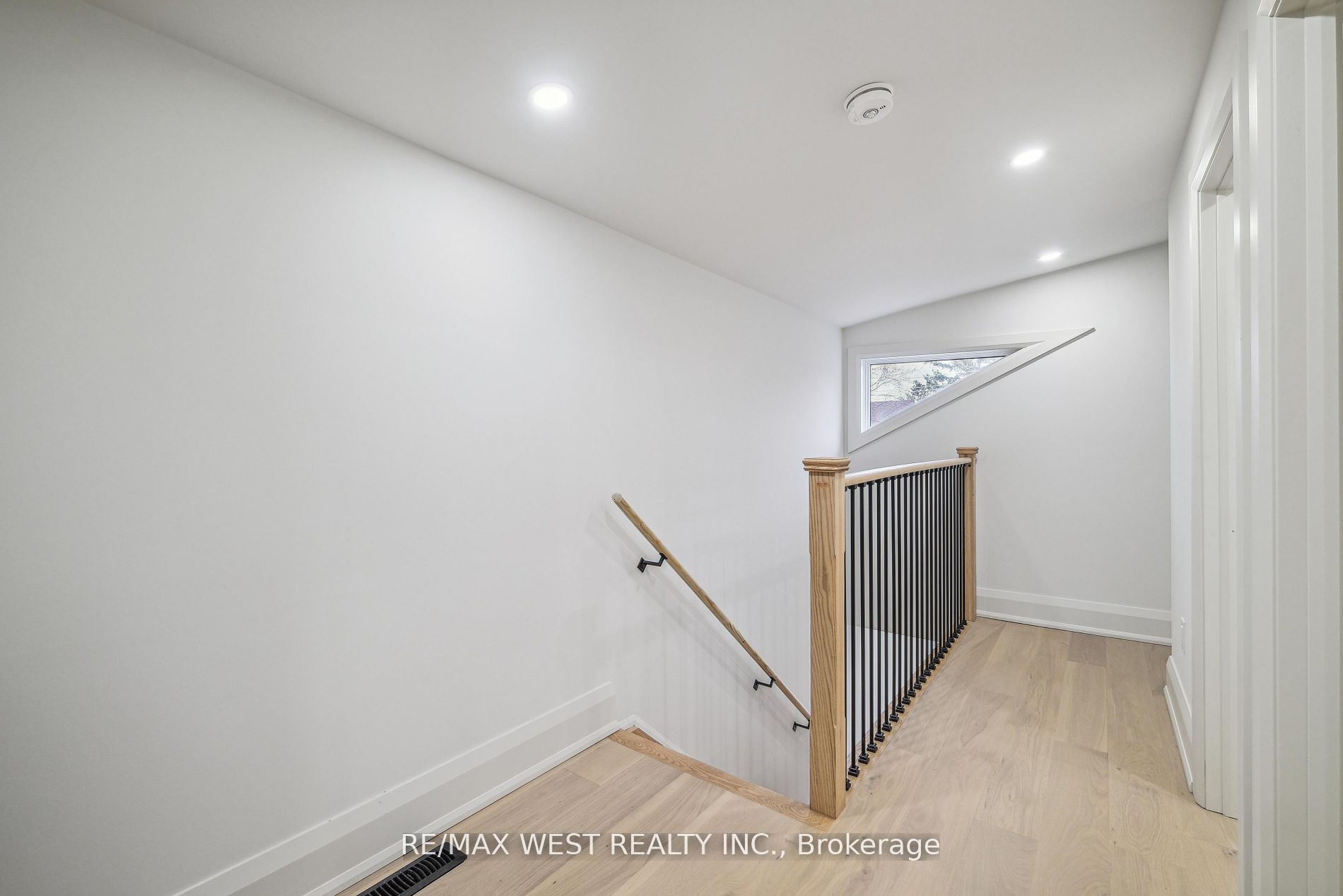 202 Perth Avenue Upper Property Photo 4