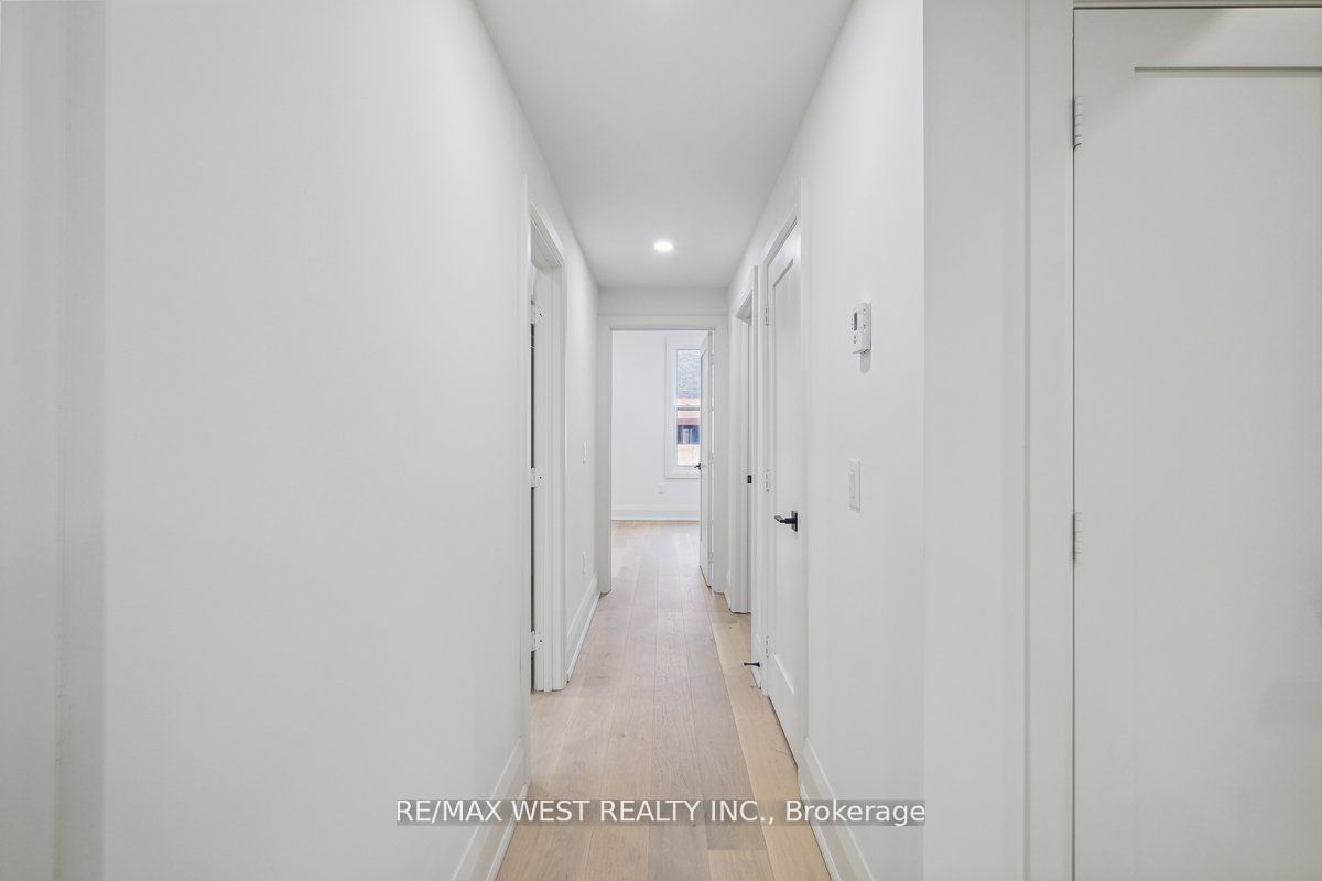 202 Perth Avenue Upper Property Photo 5
