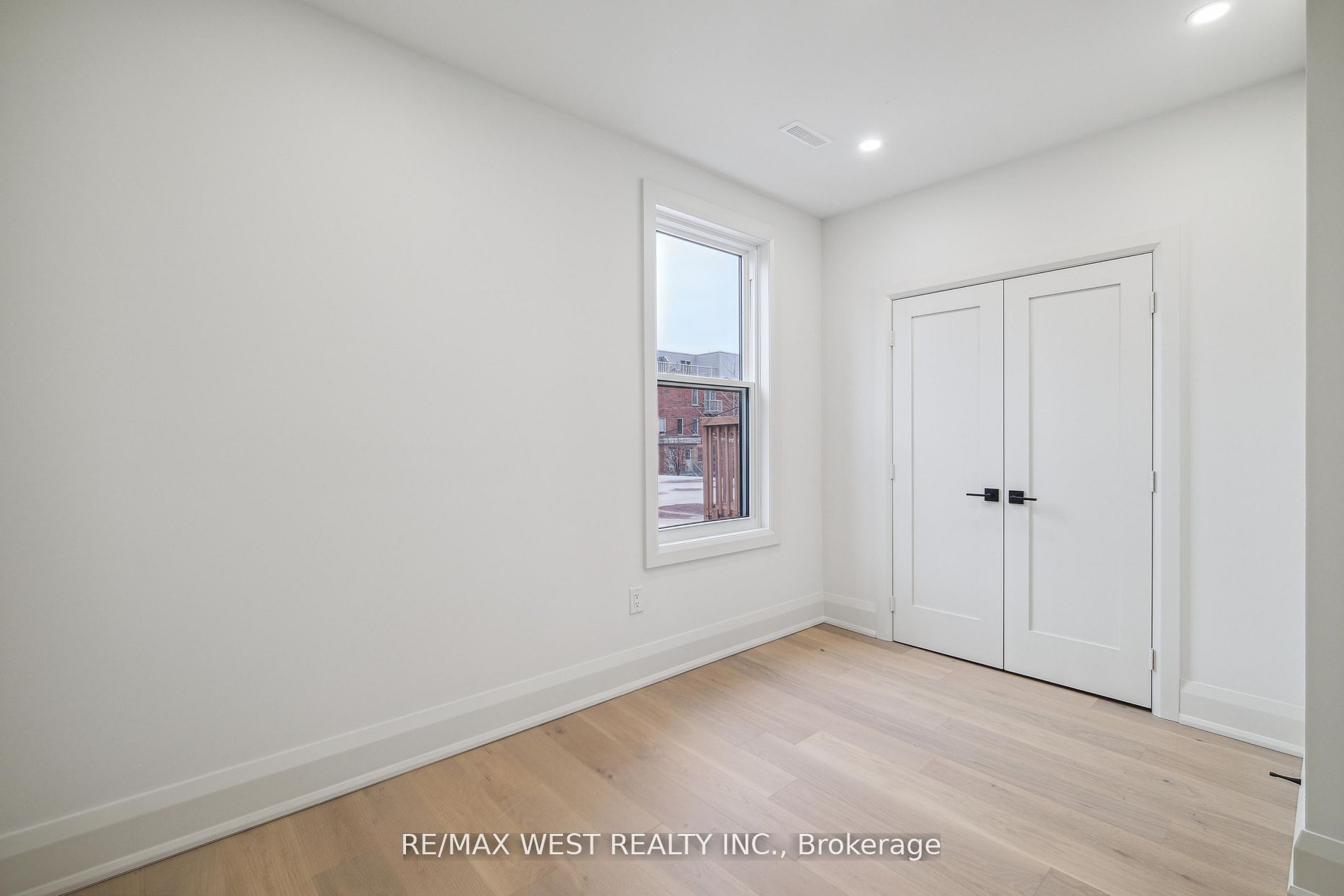 202 Perth Avenue Upper Property Photo 6
