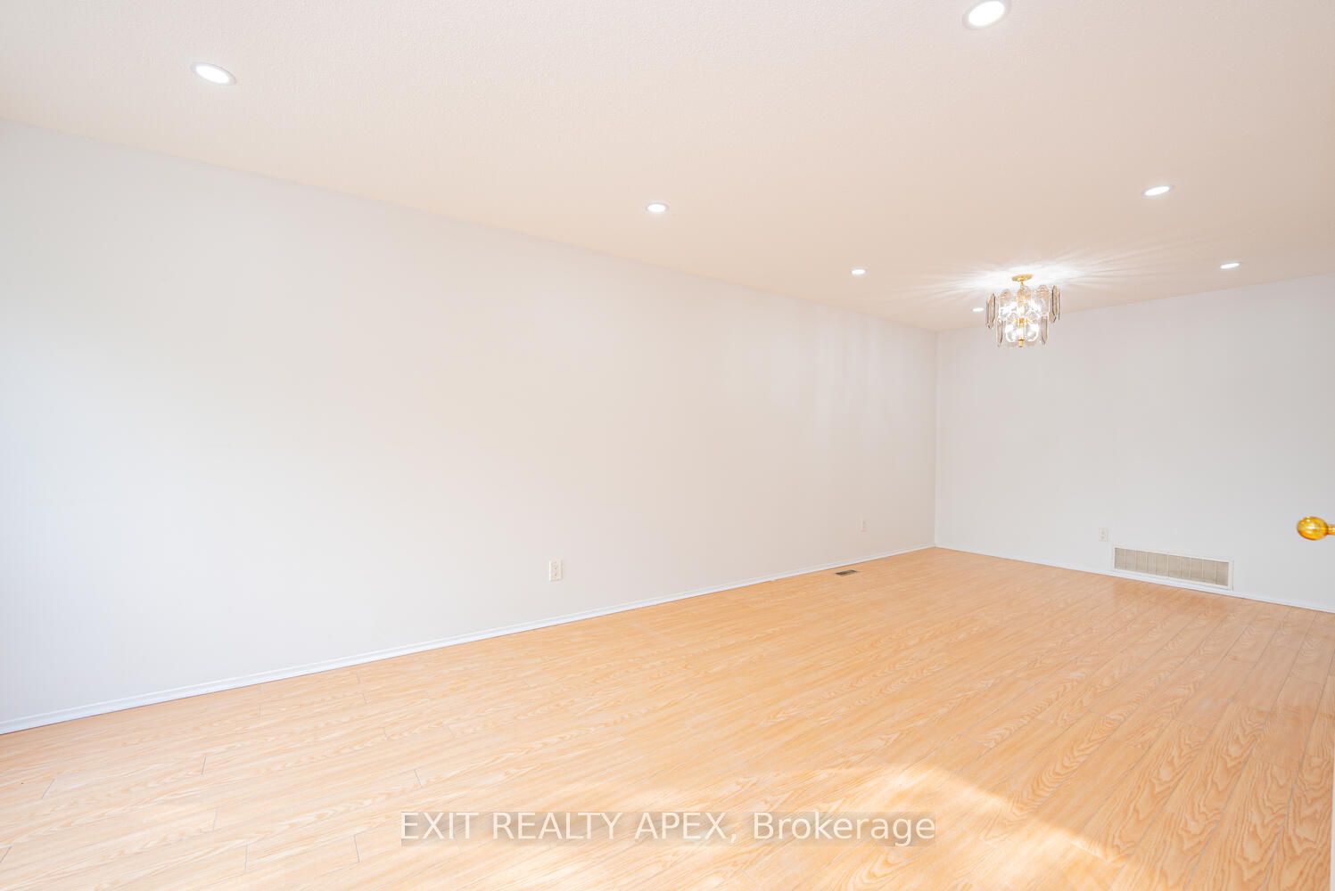 122 Centre Street N Property Photo 10