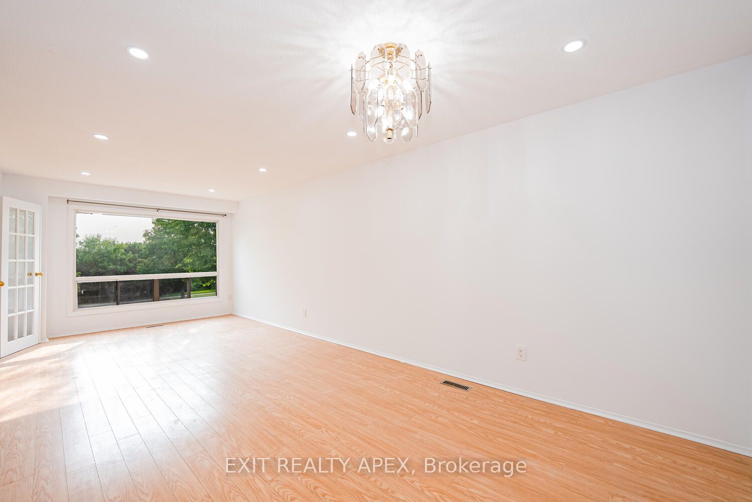 122 Centre Street N Property Photo 11