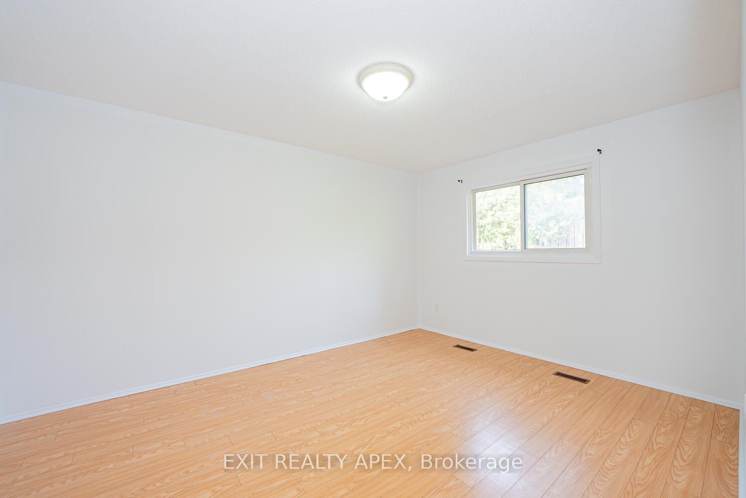 122 Centre Street N Property Photo 19