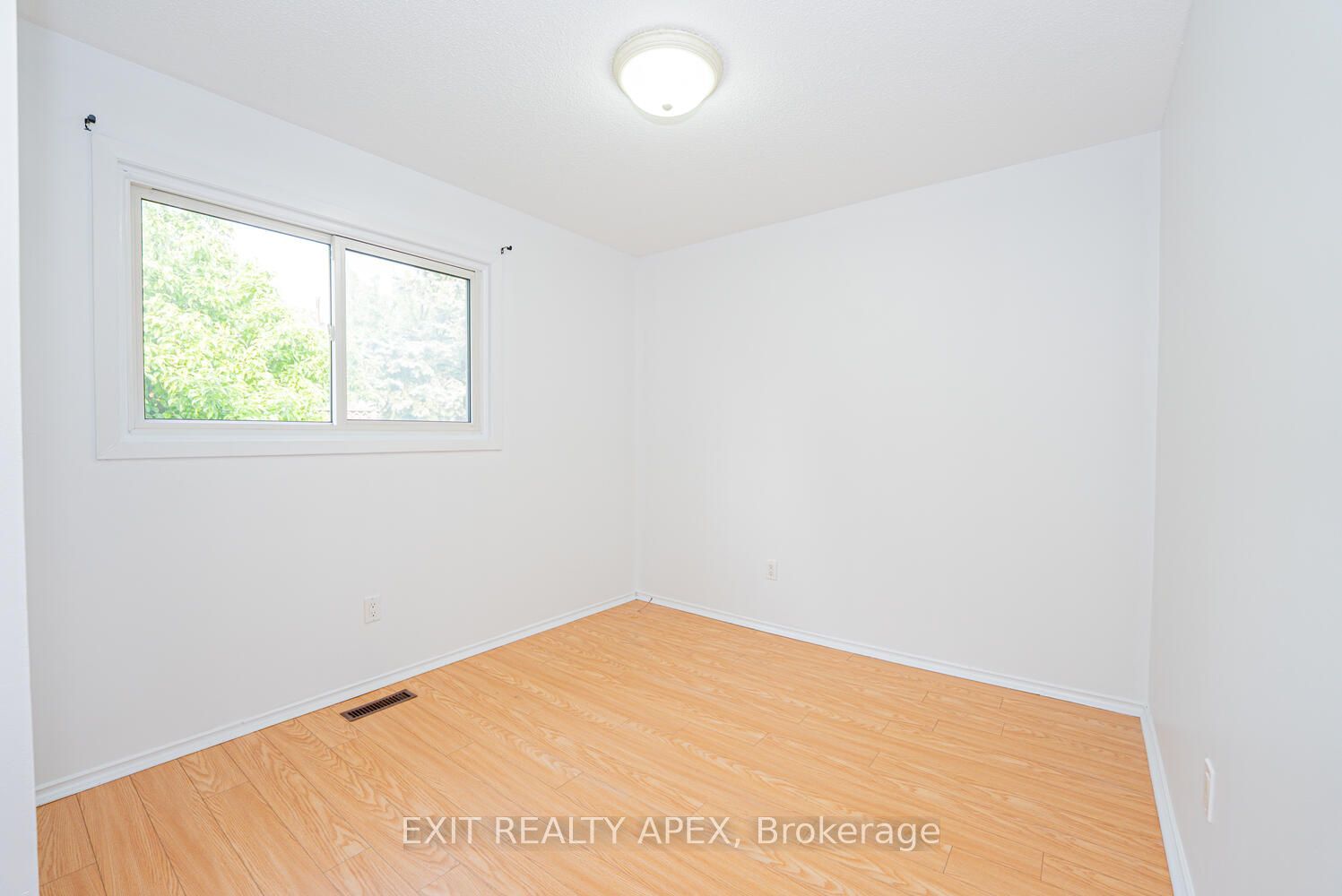 122 Centre Street N Property Photo 21