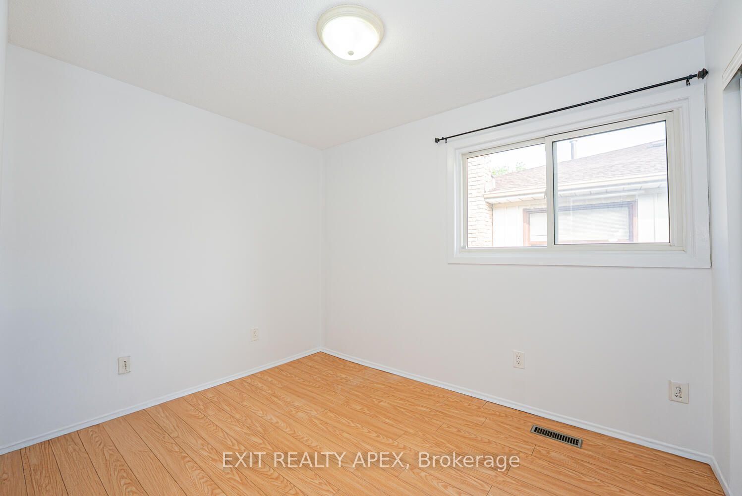 122 Centre Street N Property Photo 23