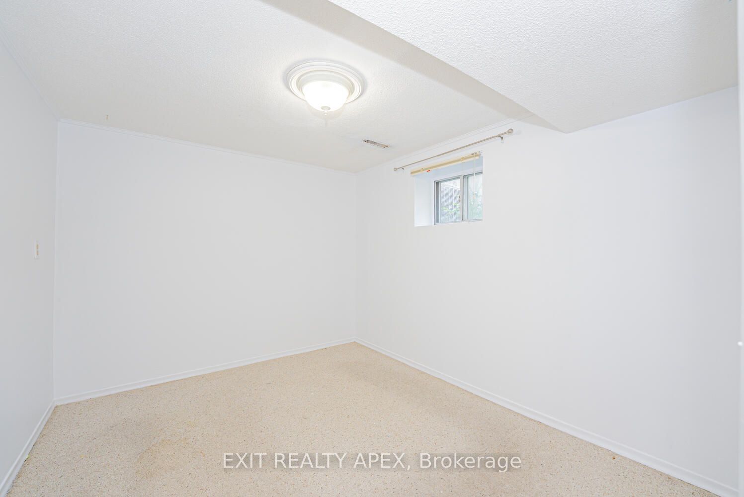122 Centre Street N Property Photo 38