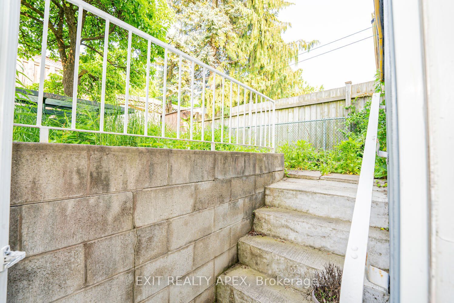 122 Centre Street N Property Photo 44