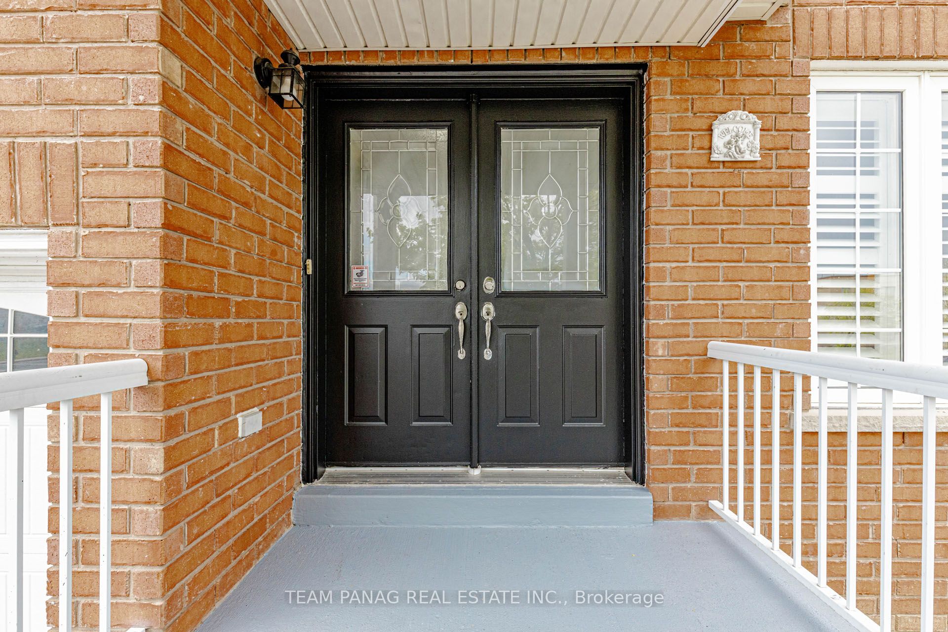 233 Queen Mary Drive Property Photo 4