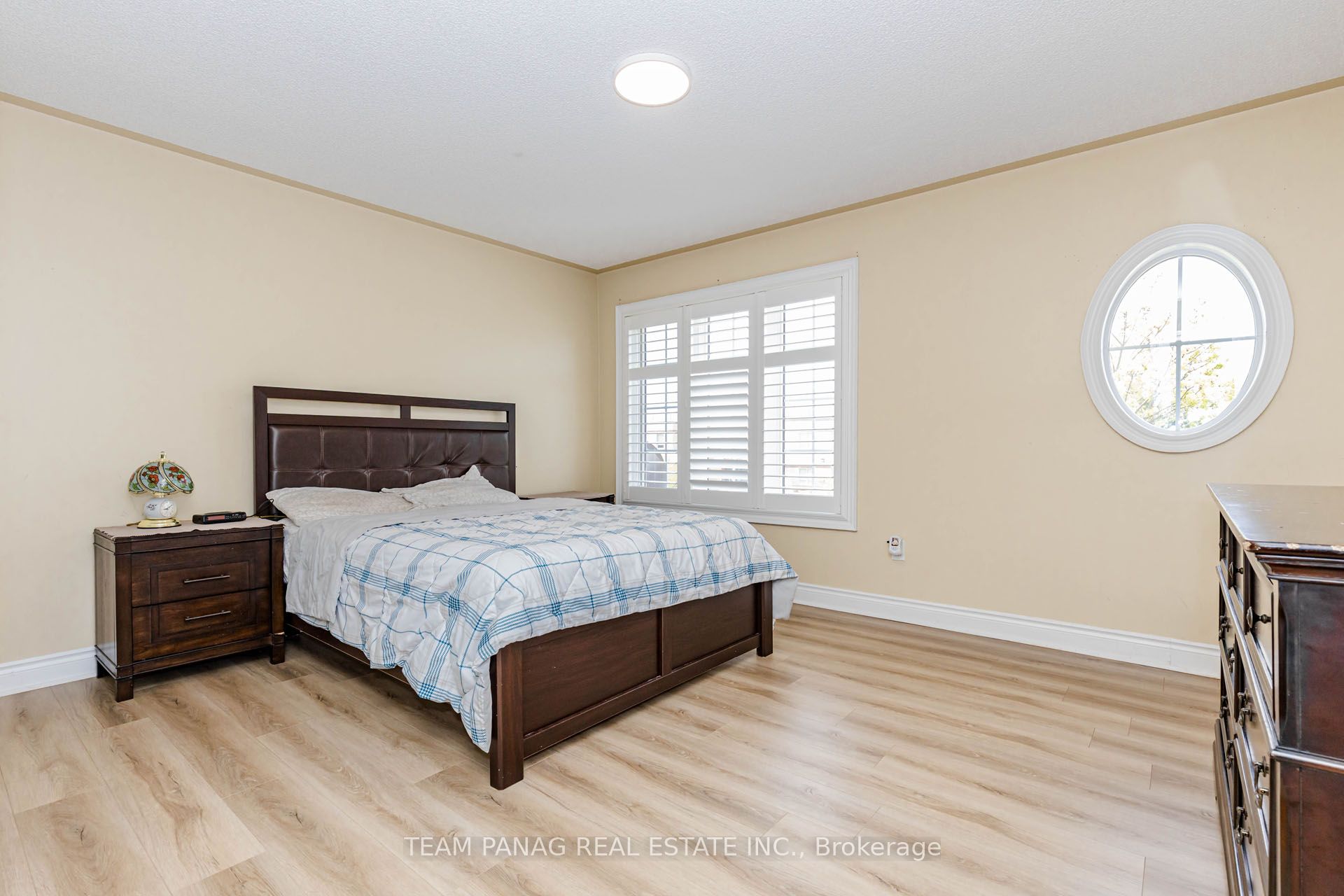 233 Queen Mary Drive Property Photo 27