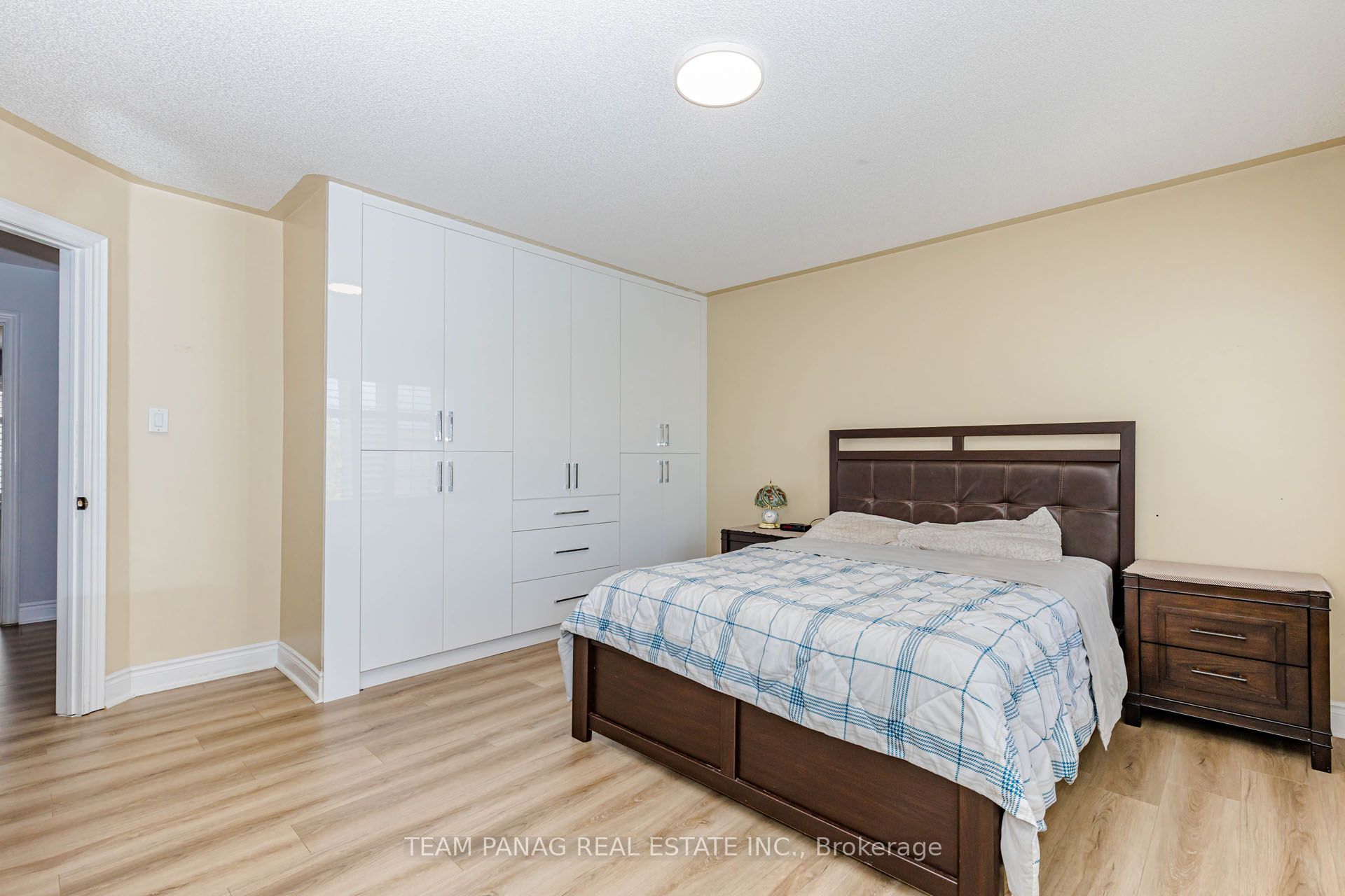 233 Queen Mary Drive Property Photo 28