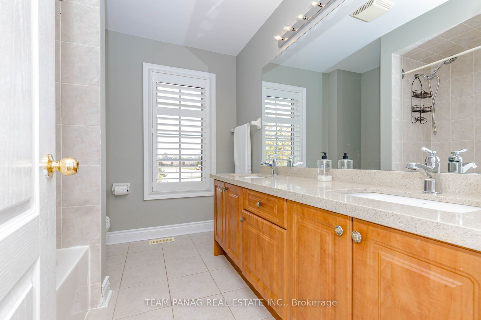 233 Queen Mary Drive Property Photo 32
