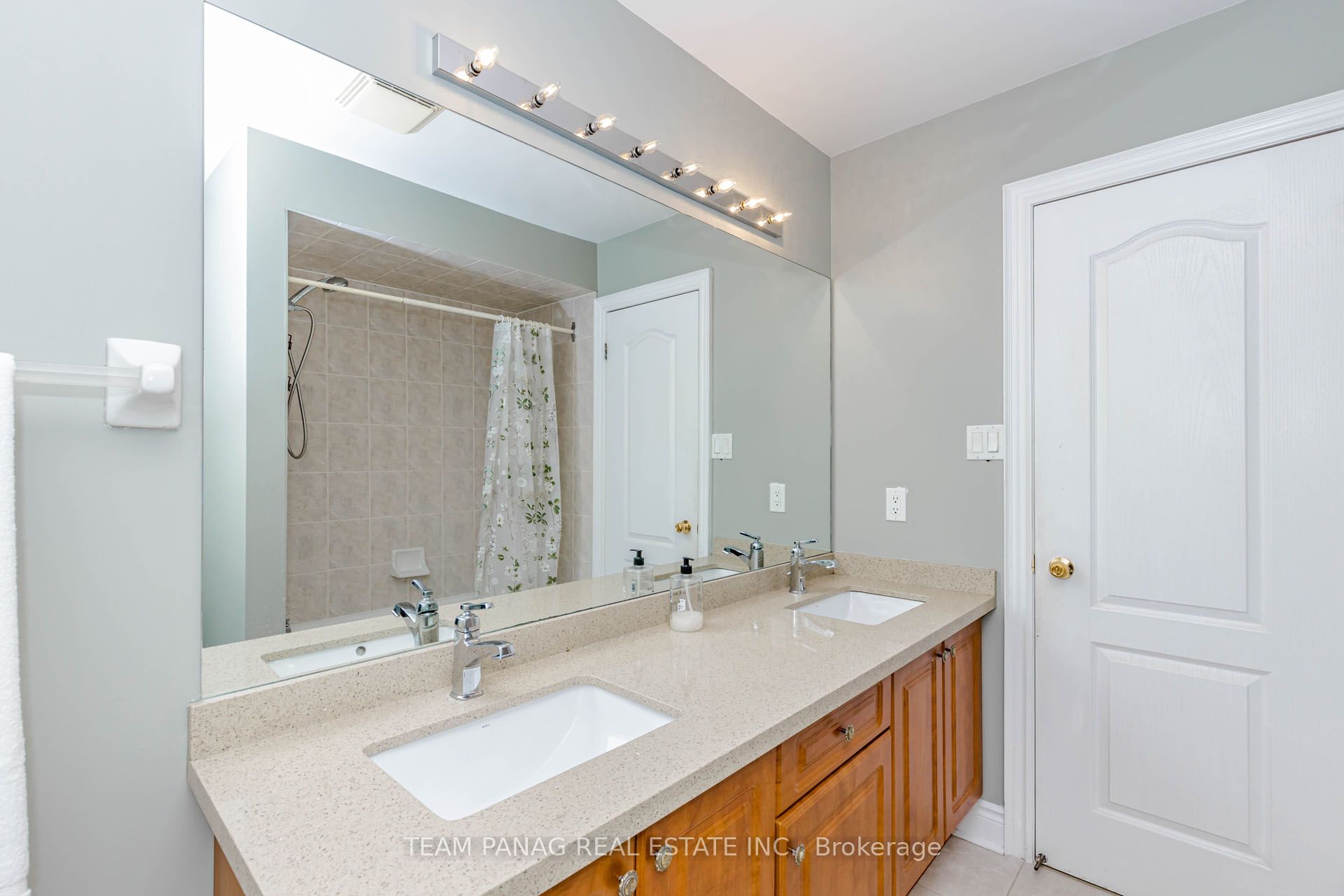 233 Queen Mary Drive Property Photo 33