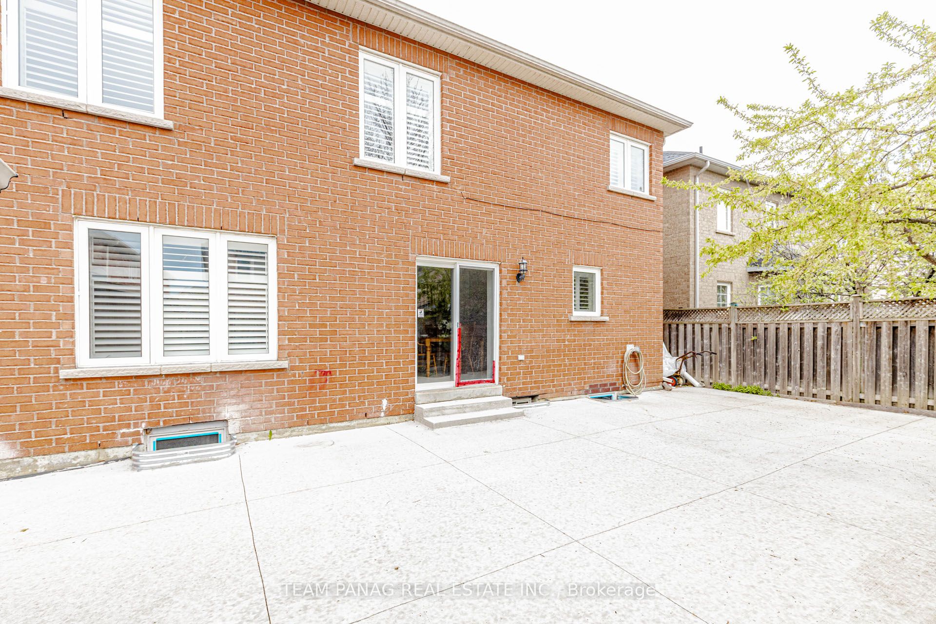 233 Queen Mary Drive Property Photo 47