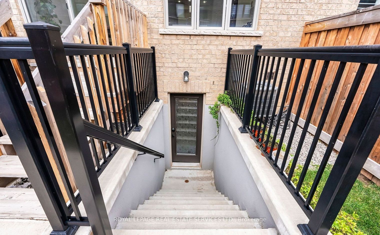 488 Parent Place Lower Property Photo 2
