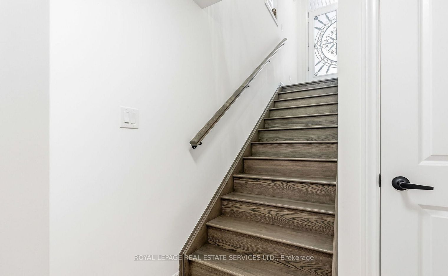 488 Parent Place Lower Property Photo 3