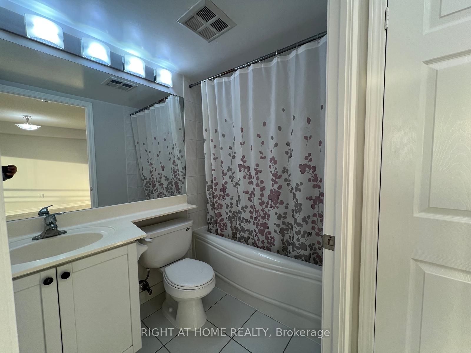 55 Strathaven Drive 1808 Property Photo 16