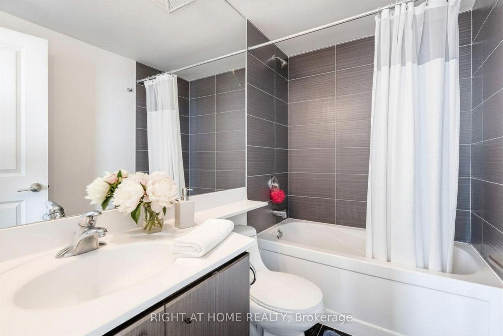 60 Absolute Avenue 4901 Property Photo 7