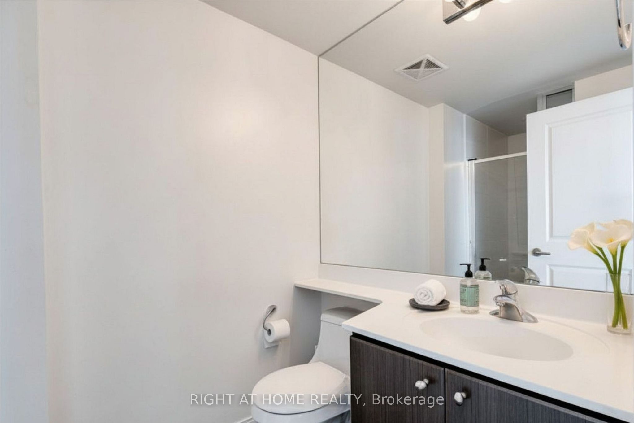 60 Absolute Avenue 4901 Property Photo 9