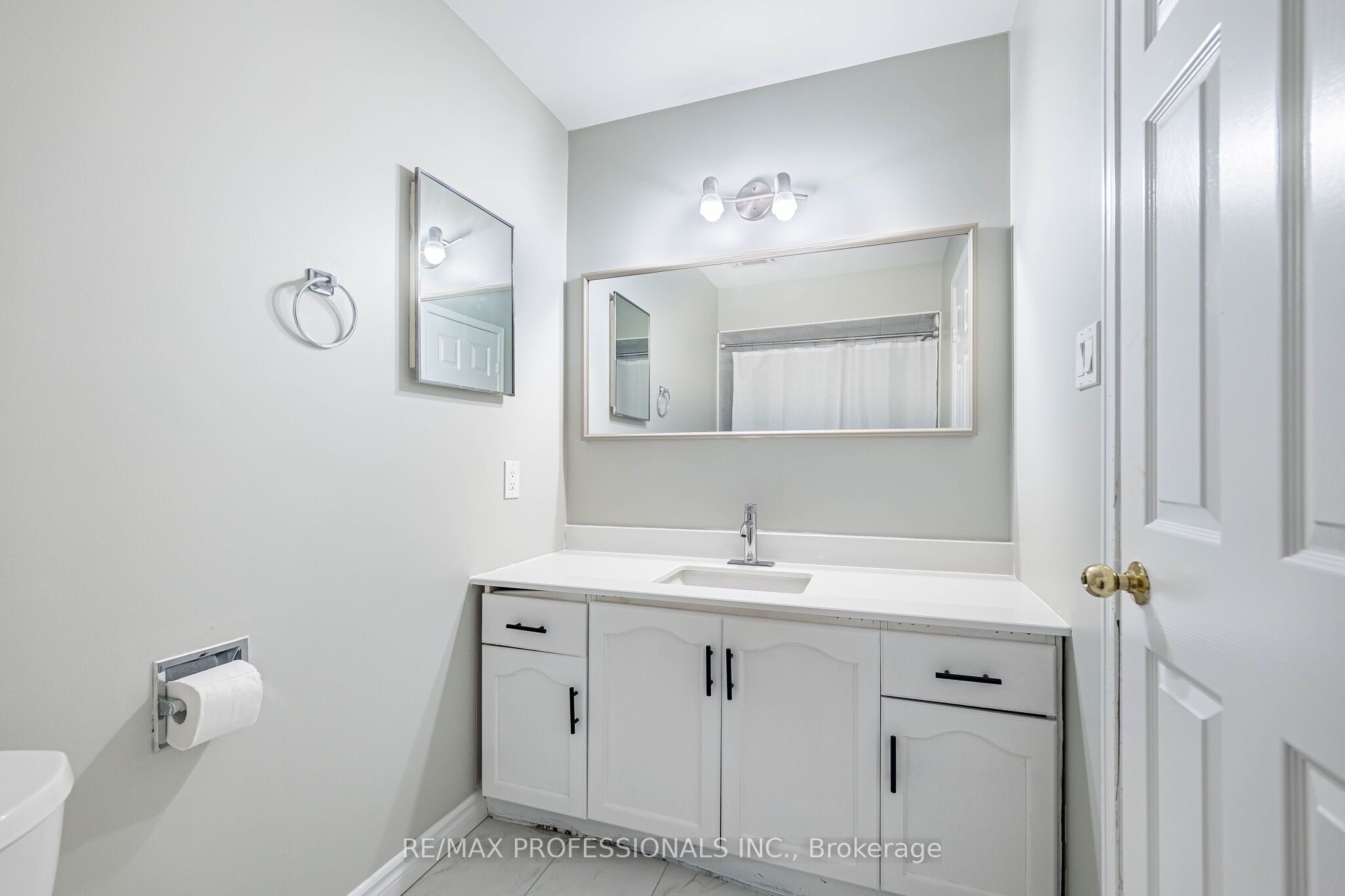 2004 Glenada Crescent 23 Property Photo 30