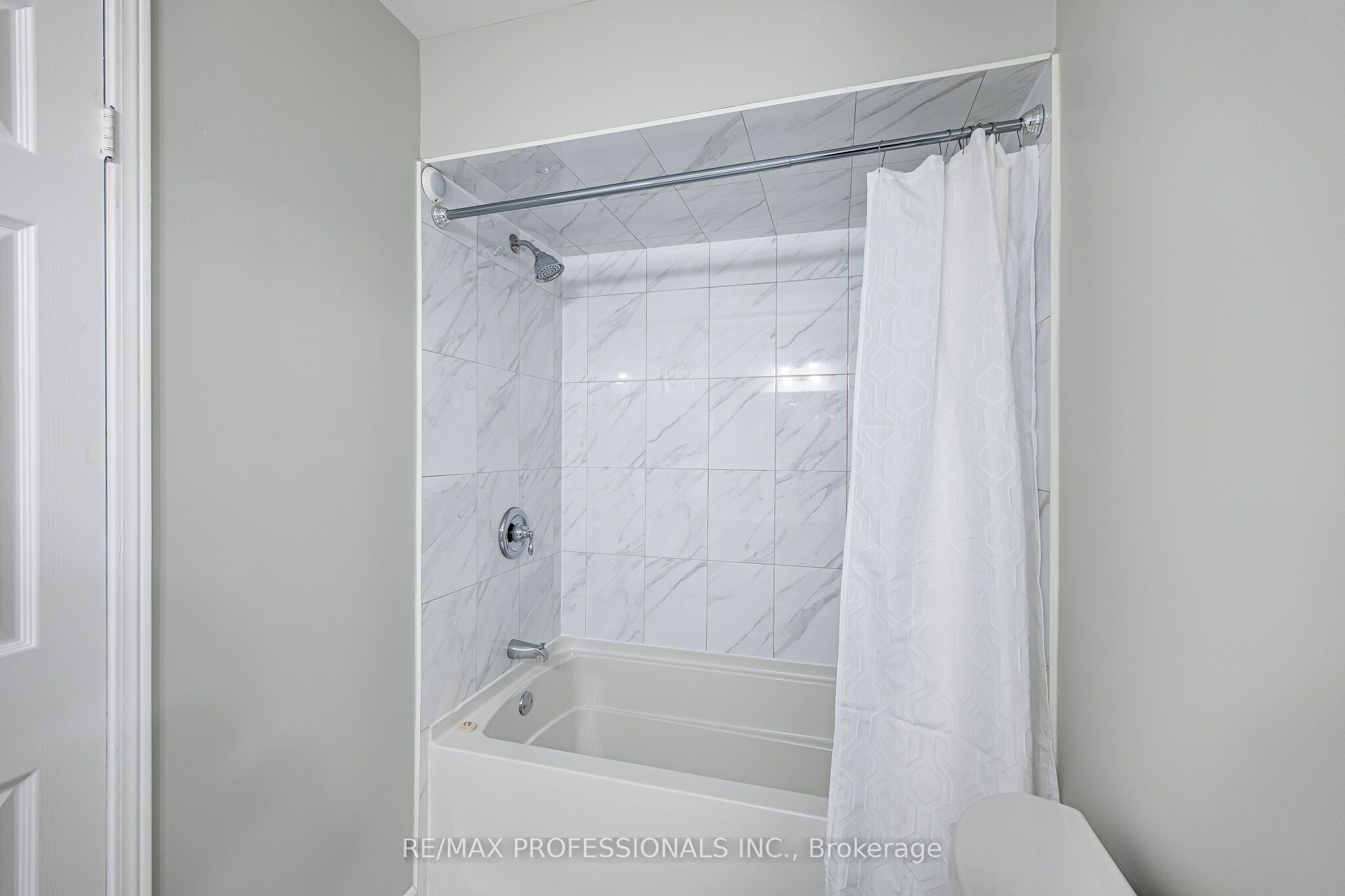 2004 Glenada Crescent 23 Property Photo 31