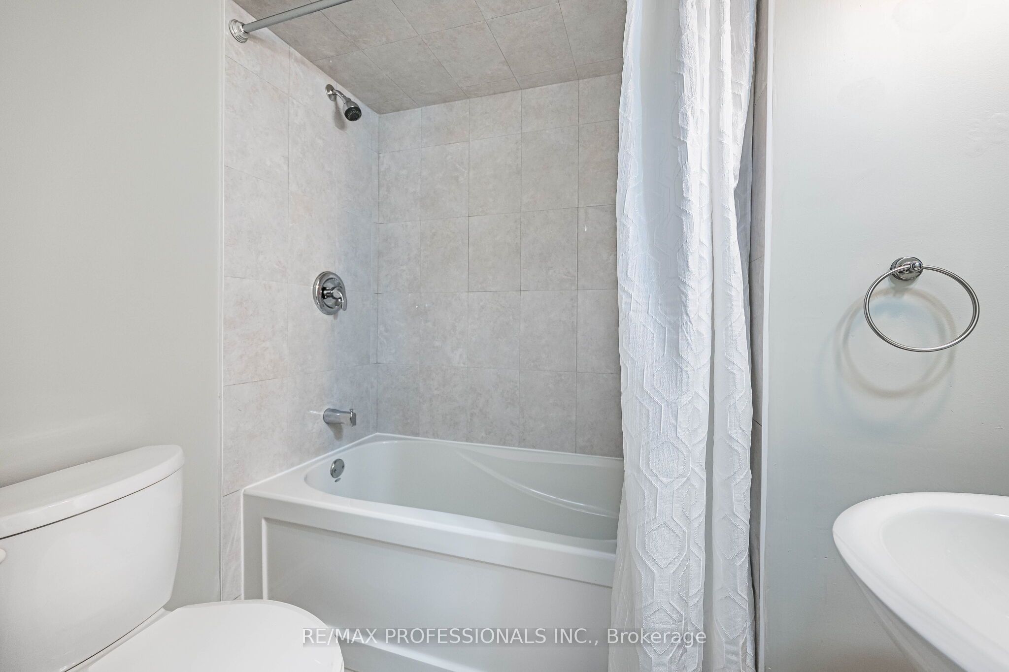 2004 Glenada Crescent 23 Property Photo 37