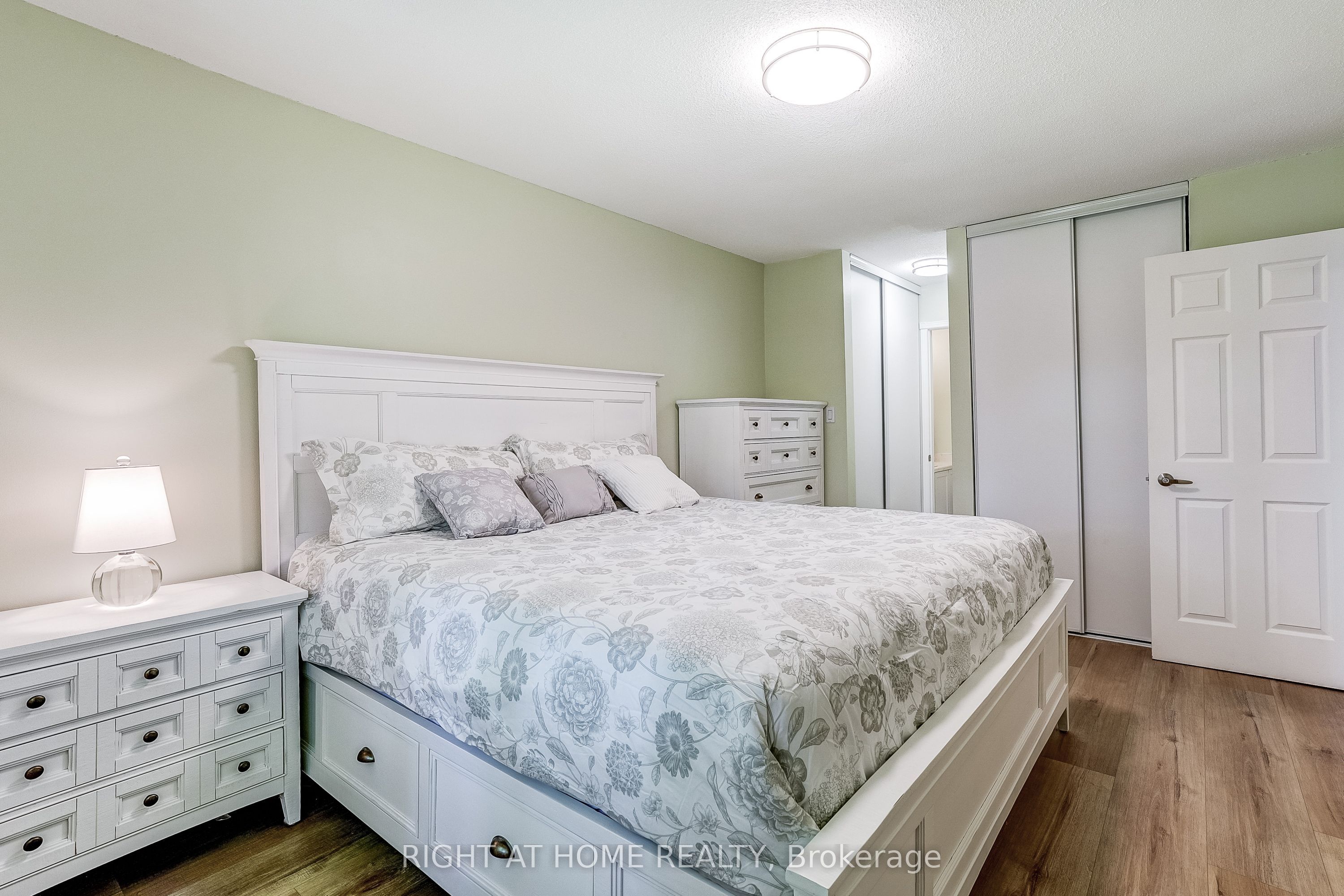 2120 Rathburn Road E 55 Property Photo 19