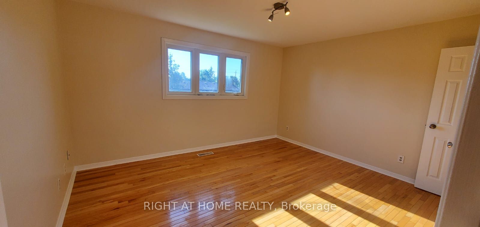 2406 Poplar Crescent Main Property Photo 15