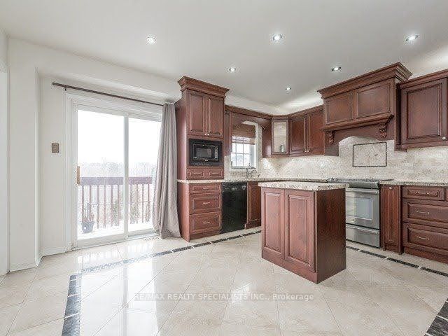 114 River Rock Crescent Property Photo 3