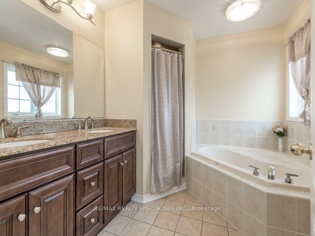 114 River Rock Crescent Property Photo 7