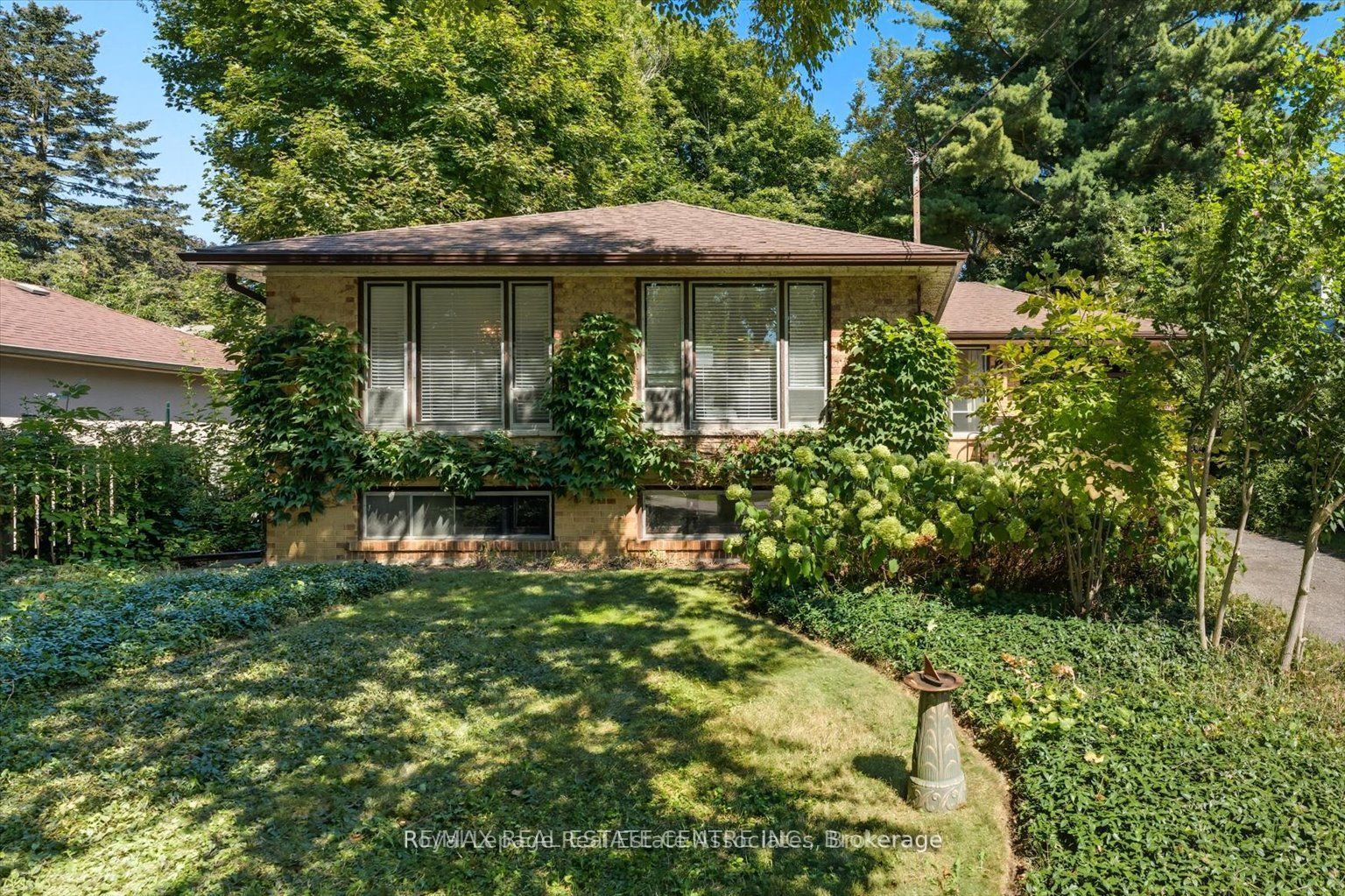 1229 Welwyn Drive Upper Property Photo 1