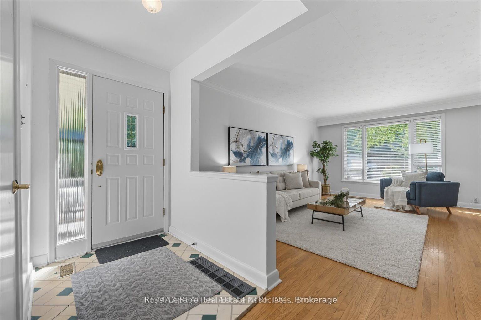 1229 Welwyn Drive Upper Property Photo 2