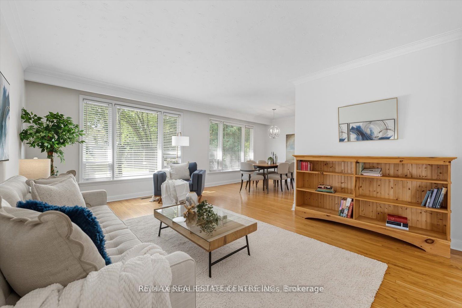 1229 Welwyn Drive Upper Property Photo 4