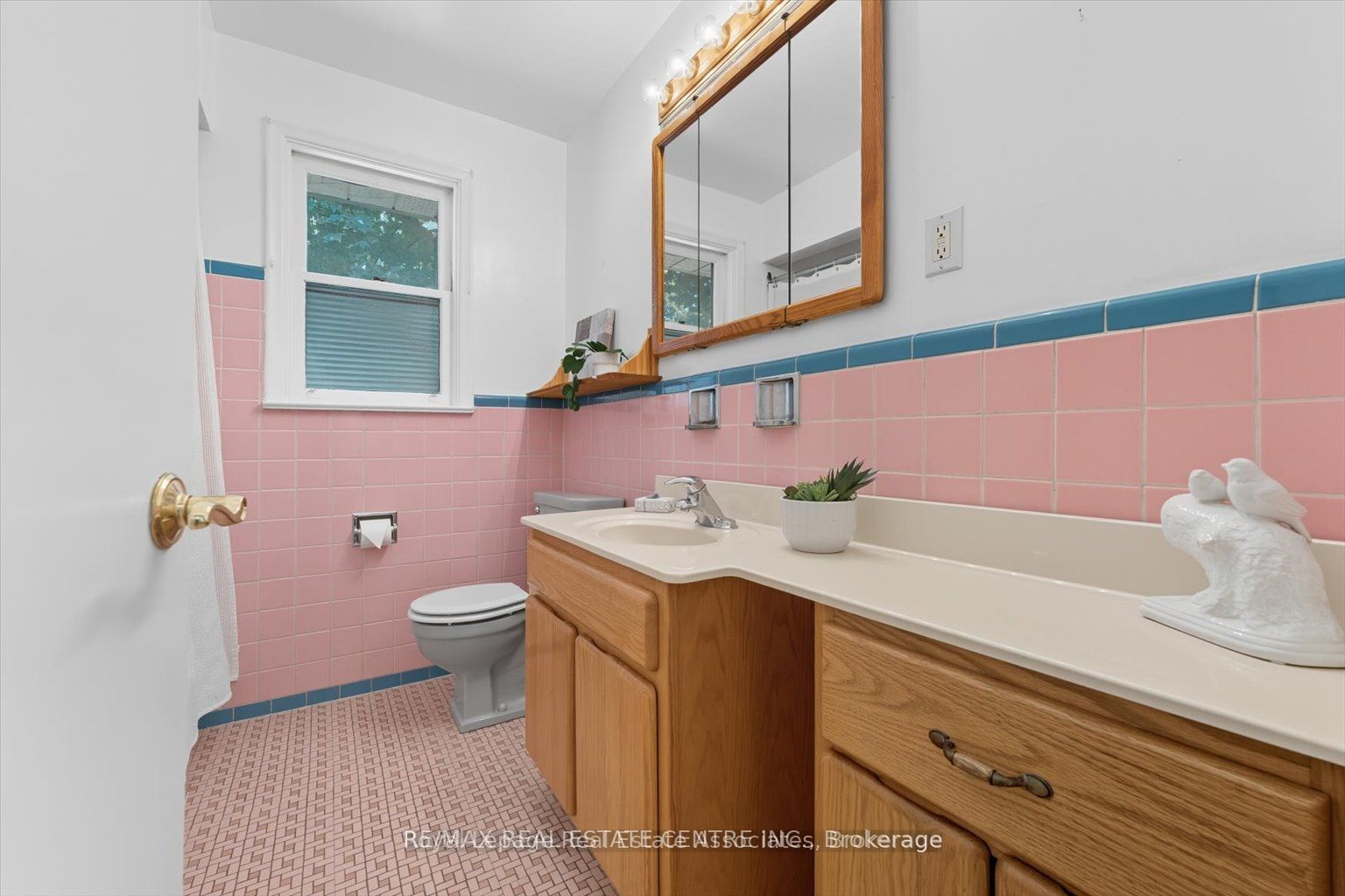 1229 Welwyn Drive Upper Property Photo 8