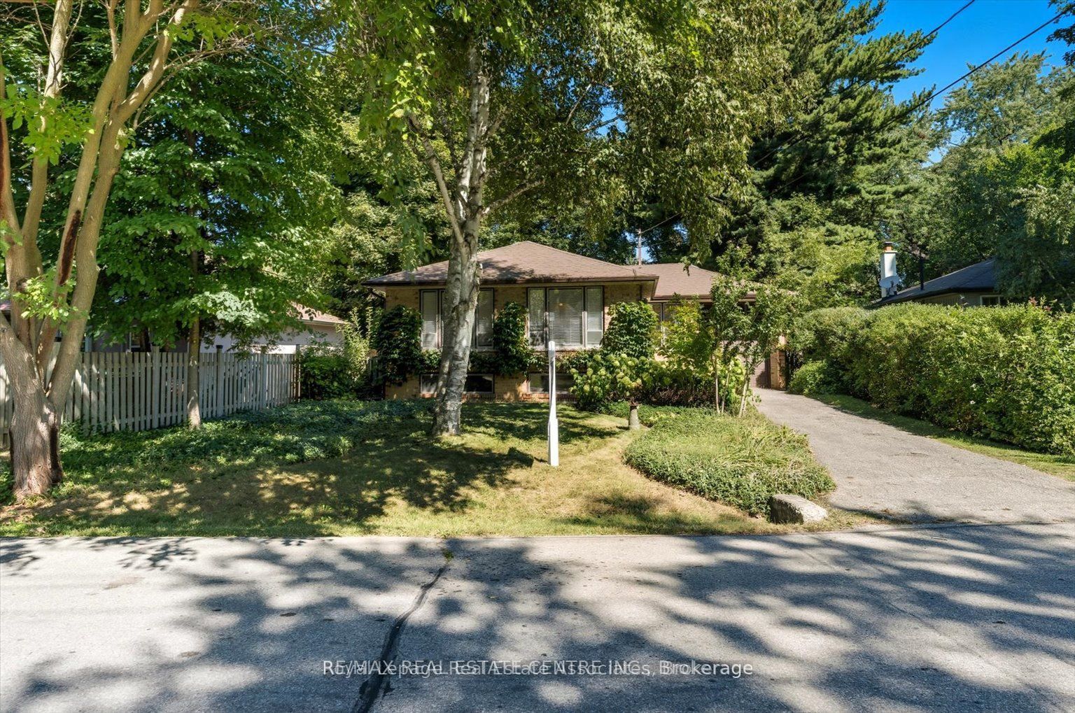 1229 Welwyn Drive Upper Property Photo 11