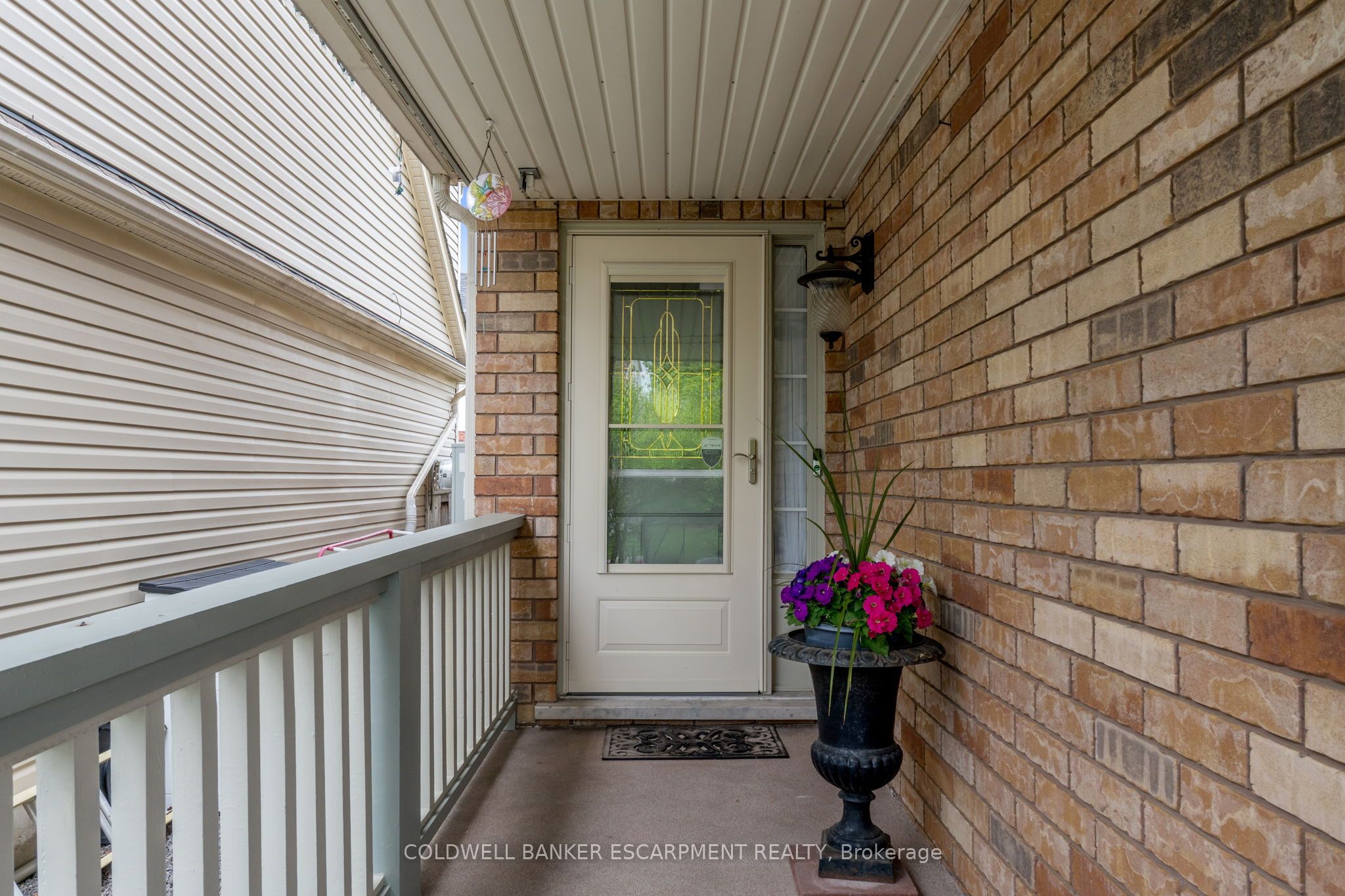 593 Caverhill Crescent Property Photo 4