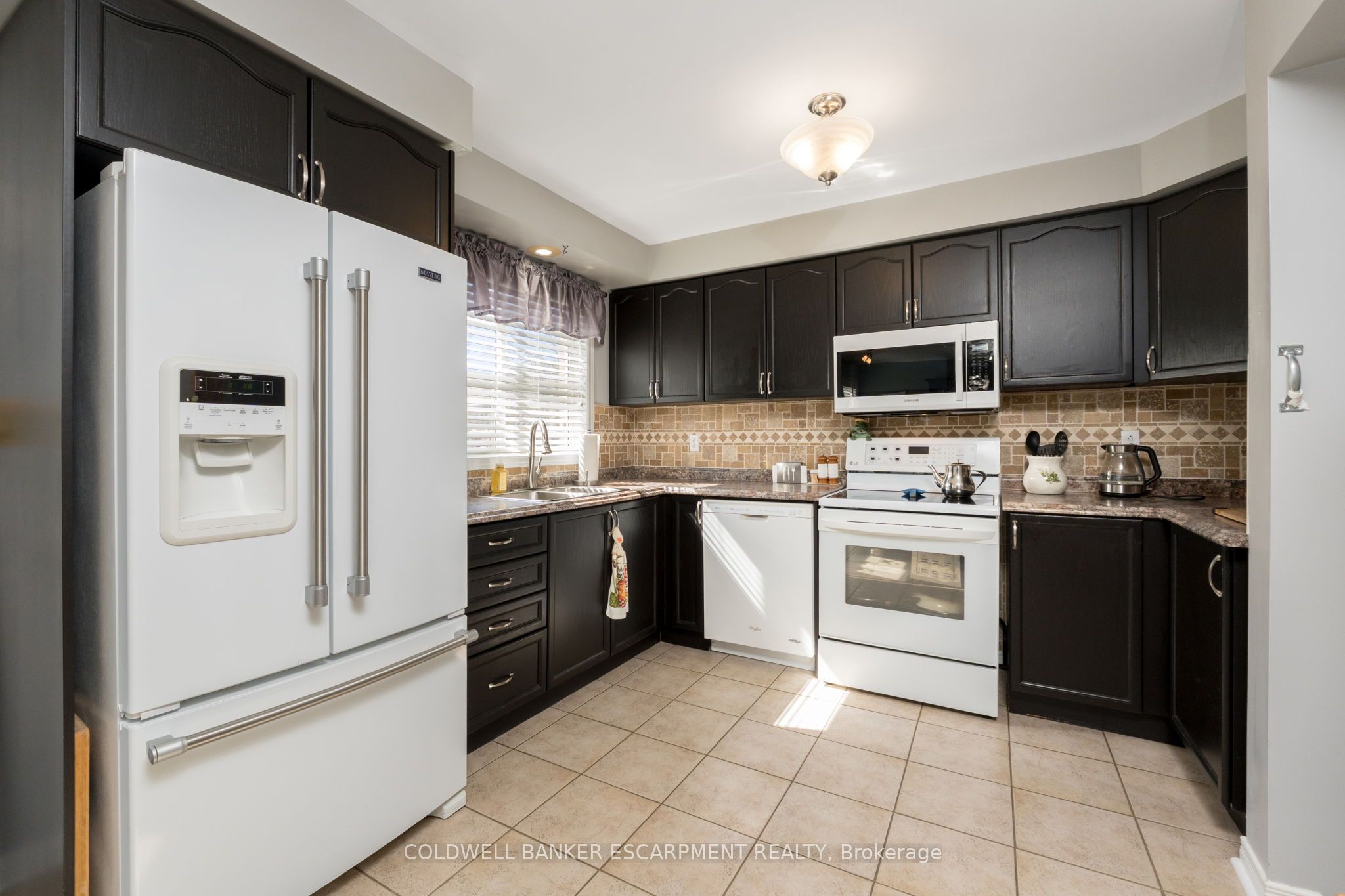 593 Caverhill Crescent Property Photo 15